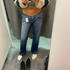 Only jeans - Innerbenslängden 83cm och midjemått 40cm, jag är en xs och passar xs till m beroende på hur man vill att de ska sitta 🩷