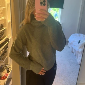 Tröja  - Säljer denna stickade tröja ifrån H&M som är helt slutsåld i storlek S. Den är inte använd endast testad så ett väldigt fint skick! Säljer för 250 kr! ❣️