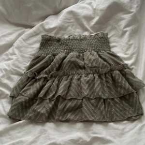 Fin grön volangkjol - En jättefin stretchig grön volangkjol som är i storlek xs men passar även s. 💚 Använd ett fåtal gånger och är i bra skick. Köpt här på Plick. tryck gärna på köp nu!