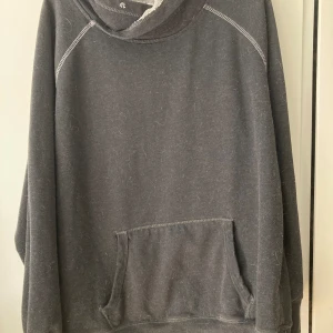 Grå hoodie - Lite tunnare mörkgrå Hoodie med en liten luva. 