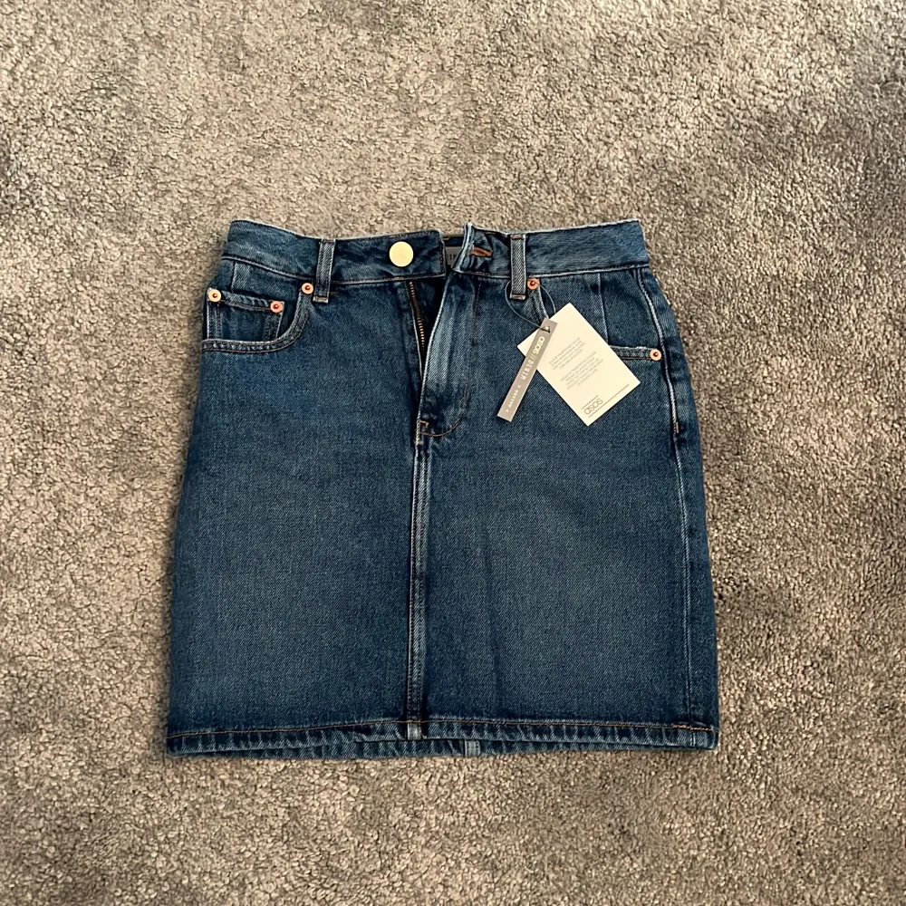 Petite jeans kjol, helt ny, storlek uk 4. Kjolar.