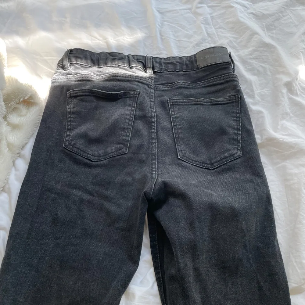 säljer dessa svart jeans från gina i storlek 164 då jag växt ur dem💕. Jeans & Byxor.