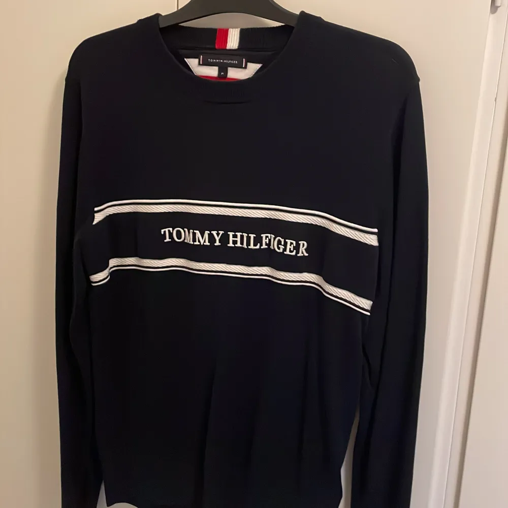 En finstickad sweatshirt från Tommy Hilfiger i storlek M Använd 2 gånger, väldigt bra skick.  Köpt för 899:-  Pris kan diskuteras:). Tröjor & Koftor.