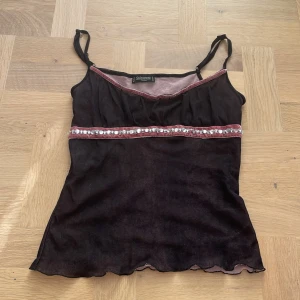 Svartrosa y2k sequin linne - Så fint vintage sequin linne, älskar verkligen det men kommer tyvärr inte till användning. Bra skick och har justerbara band. Står ingen storlek men skulle säga xs/s. Skriv om du har frågor eller för fler bilder, använd gärna köp nu💕