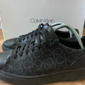 Calvin klein fin skor herr - Hej, Jag säljer mina fina Calvin klein skor. Jag har kvitto och med sitt original lådan också. Dem har används par gånger bara och är jätte fina och populära
