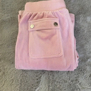 Juicy couture byxor - Rosa, fräscha men finns tecken på användning längst ner på ena byx benet. Går att pruta lite🙃
