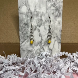 Gult örhänge  - Gult örhänge, ska vara i rostfritt stål