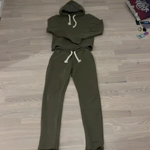 Syna world dress - Säljer just nu denna riktigt feta syna world dress (central cee märke) Riktigt bra skick, kommer även med påse,klistermärken och nyckel hållare. Priset kan diskuteras vid en snabb affär. Mer info eller bilder skriv!