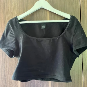 Topp - Säljer en jättefin svart topp från SHEIN i storlek xs, sitter jätte bra på🩷