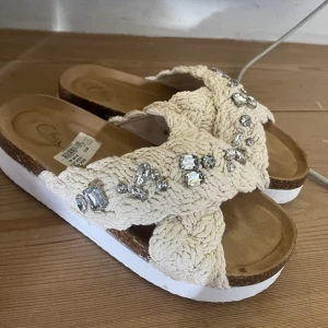 inuikii likande skor - Likande inuikii tofflorna, bara använda några få gånger🩷säljes då de intw kommer till användning 