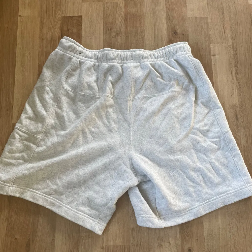 Säljer nu ett par riktigt goa Nike shorts perfekt nu på sommaren! Hör av dig om du har några funderingar!. Shorts.