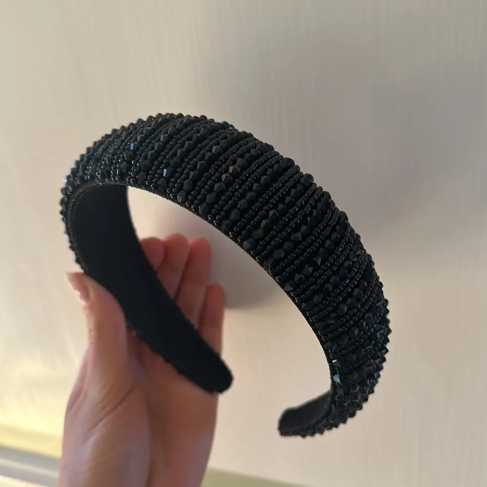 Säljer ett fint svart diadem i nyskick. Accessoarer.