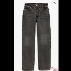 Mörkgråa jeans från Monki i bra skick🤍