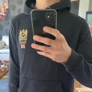 Morris hoodie  - Tja säljer nu min schyssta Morris hoodie, pga att den är lite liten tycker jag. Passar bra på någon runt 170-180. Fler bilder går att lösa vid önskemål 
