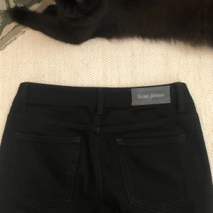 Acne Studios black jeans, size 29/34 - Snygga svarta jeans från Acne Studios. De har en slim fit och är i gott skick