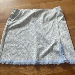 Sommar kjol med spets detalj - Super snygg kjol från HM med spetsdetalj. Storlek M. Använd endast en gång.