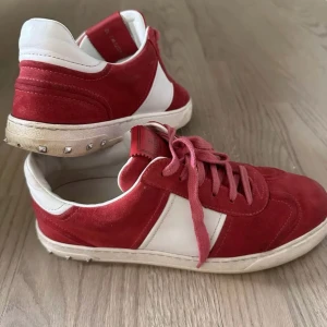 Valentino flycrews - Tja!  Säljer nu dessa stilrena valentino flycrews.  Skicket är 9/10, hör av dig vid funderingar/frågor! Priset är diskuterbart😊 Mvh