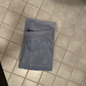 Juicy couture  - Säljer mina ljusblå juicy couture byxor, knappt använda och i nyskick, säljer pga att jag inte har använt dem så mycket 