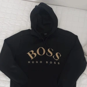 Hugo boss - Huvtröjan är för liten för mig och jag har delat med mig av den här ifall någon vill köpa den, priset är 1900 kronor och jag säljer den för 500 kronor och den här hoodien finns inte på själva hemsidan.