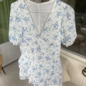 Blommig klänning - Oanvänd klänning som liknar den från zara supermycket!