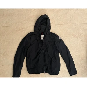 Moncler Vindjacka - Säljer min moncler vindjacka.  Size 1 som motsvarar strl S. Bra skick. Pris går att diskutera vid snabbaffär.  Går att buda med. 