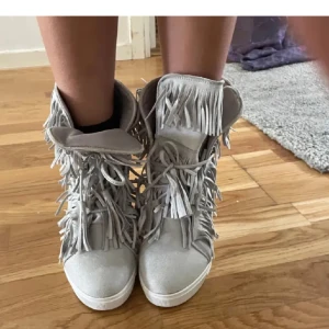 Skor med fransar - Säljer min skor som är kilklackar med fransar på i mocka. Inga täcken på användning alls. Ps första bilden är lånad!