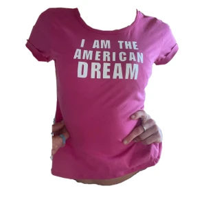 Britney printed baby tee - Tryckt och omsydd av mig! Går att tvätta :)  Kan göra custom med kristaller, glitter, paljetter, rosetter samt sy om. Pris varierar:) isf- skriv DM! 