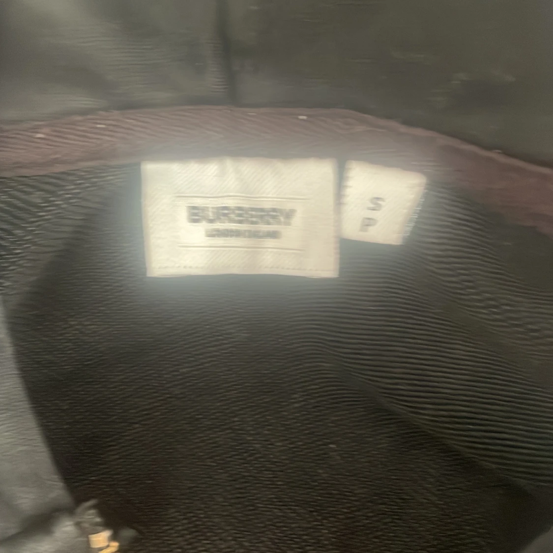 En svart burberry kofta  - 92