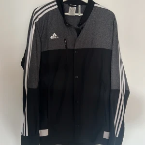 Adidas tröja herr storlek L 200kr - Knappt använd tröja/vindjacka. I mycket  gott skick. 200kr