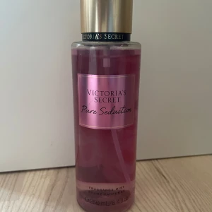 Victorias secret bodymist Pure Seduction - En Victorias Secret bodymist i Pure Seduction, använd några gånger men är som ny som man ser på bilden💘
