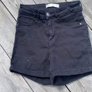 Elastisk! Mjuk högmidja jeans shorts från 157 serien Molly i svart - storlek S passa 152 