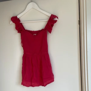 Rosa topp från Hollister  - Rosa helt ny topp från Hollister🎈 Den är aldrig använd!  Stl XS   Köpt för 350:- säljer för 60:- 