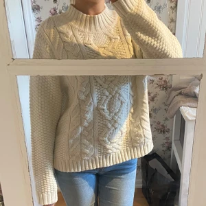 vit stickad tröja - Höstig och rejäl tröja från lager 157 i oversized xs.