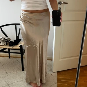 Satin kjol - Oanvänd lowwaisted satinkjol med prislapp kvar