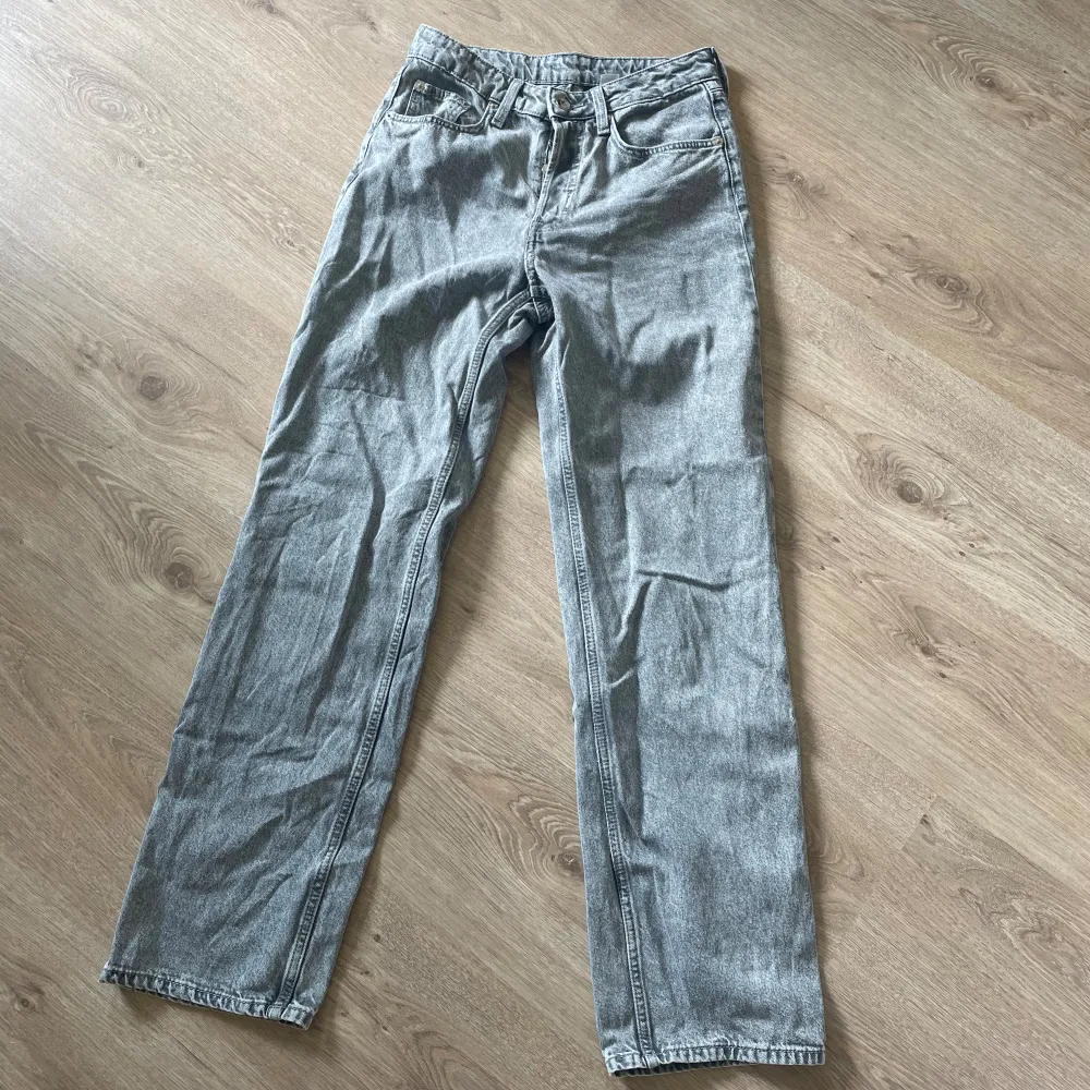 Gråa raka jeans från h&m, mid waist i bra skick! Köparen står för frakten och betalning sker via Swish 🥰. Jeans & Byxor.