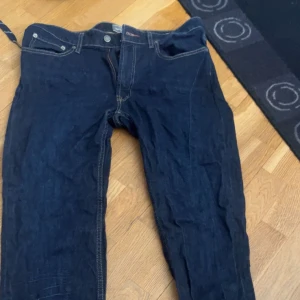 Jeans  - Blåa jeans köpta ifrån dressman, nästan aldrig använda, storlek: W:36 L:32