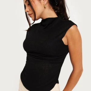 Topp - Säljer denna topp som jag bara använt några gånger så i nyskick. Skriv för egna bilder💕