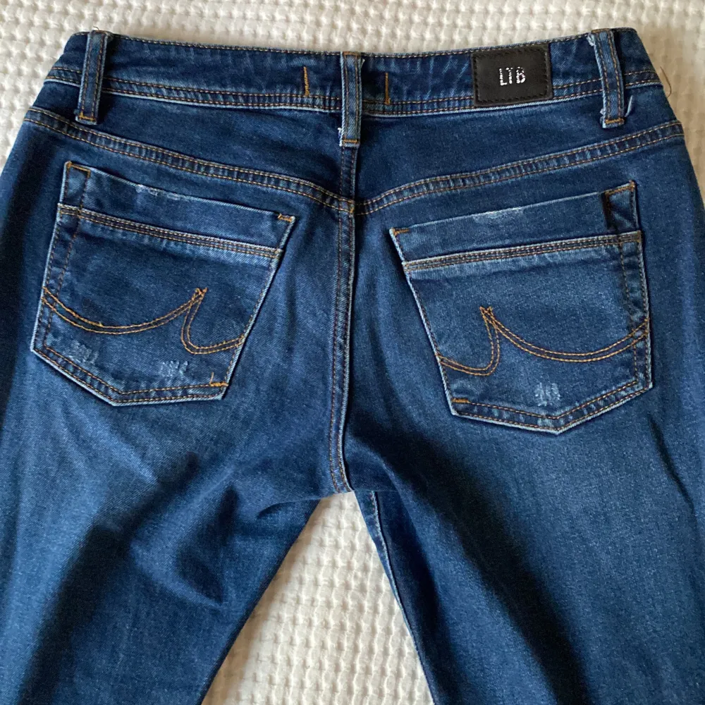 Säljer mina fina LTB jeans i stilen valerie eftersom de är för stora för mig. Endast använda fåtal gånger och har inga defekter, aktuellt nypris är 1139kr.💕Priset kan diskuteras! . Jeans & Byxor.