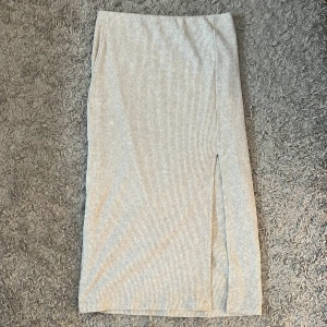  Lång grå beige kjol  -  En fin kjol lång och beige grå💕💕