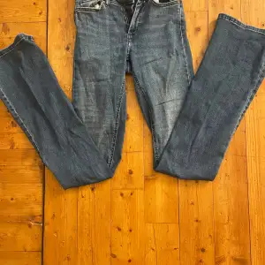 Ett par jätte fina bootcut jeans från ONLY i storlek 34. De är i ett mycket bra skick och inte används så många gånger.