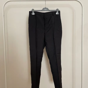 PRADA WOOL PANTS - NY JÄTTE FIN SVARTA KOSTYMBYXOR FRÅN PRADA. SIZE: IT 50. 