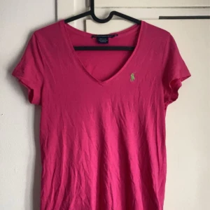 ralph lauren t shirt - så fin ralph lauren tröja som inte kommer till användning, som ny 🩷