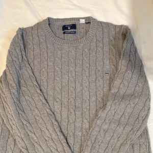 Gant stickad tröja - En grå stickad gant tröja i storlek s. Väldigt fint skick på tröjan. 