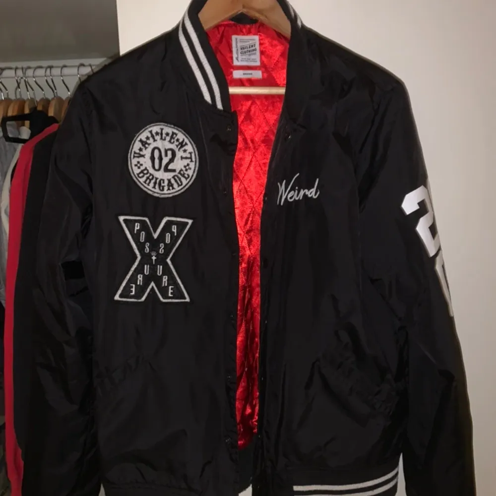 College Bomber jacka.  Fint skick Storlek / size: Medium Märke : Vailent Clothing label x weird  Fraktas med Postnord över hela Sverige eller hämtas på plats.. Jackor.