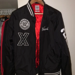 College jacket bomber - College Bomber jacka.  Fint skick Storlek / size: Medium Märke : Vailent Clothing label x weird  Fraktas med Postnord över hela Sverige eller hämtas på plats.
