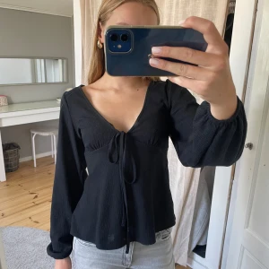 Bikbok urringad tröja  - Denna V-ringade tröjan kommer från Bikbok men köptes begagnad. Den har inte täcken på skador och är i ett bra skick! Den är tyvärr lite för stor för mig över axlarna men annars jättefin!