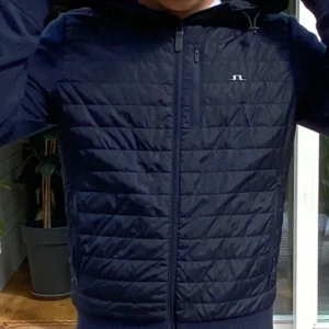 J lindberg cardigan - Säljer en riktigt fet J.Lindeberg cardigen i storlek S . Den är i väldigt bra skick utan några defekter alls. Nypris 3500kr, mitt pris 1500kr. Hör av er vid minsta lilla fundering.