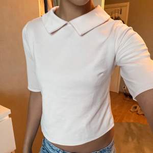Super söt croppad topp ifrån zara i en strl M men skulle säga att den passar en strl S bättre. Bra skick, säljer då den aldrig används.