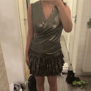  Silvrigt sett - Hej sötisar, säljer min älskade sett, köpt separat från SHEIN, men de går nog inte att hitta längre, använd fåtal gånger, super snygga. 🫶🏻