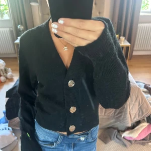 Svart cardigan - Supersnygg cardigan med gulddetaljer.  
